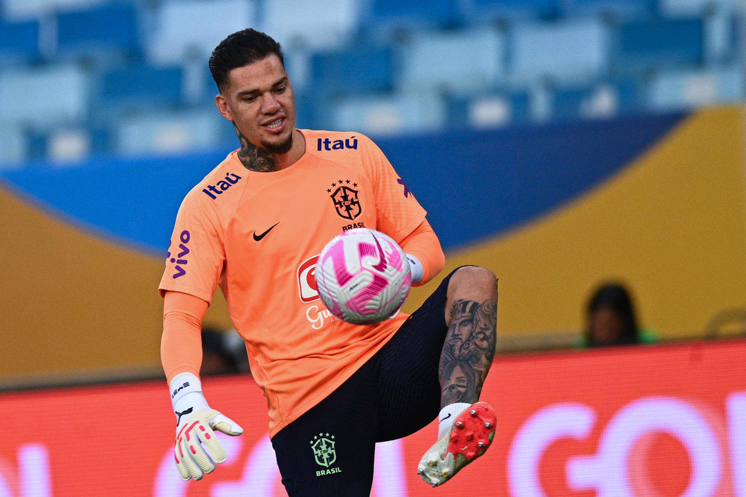 Fotografía de archivo en la que se registró a Ederson, portero de la selección brasileña de fútbol, durante un entrenamiento en la Arena Pantanal de Cuiabá (Brasil). Ederson sufrió una fractura en el rostro, por lo que se perderá la Copa América, que comenzará el próximo 20 de junio en Estados Unidos. EFE/Andre Borges