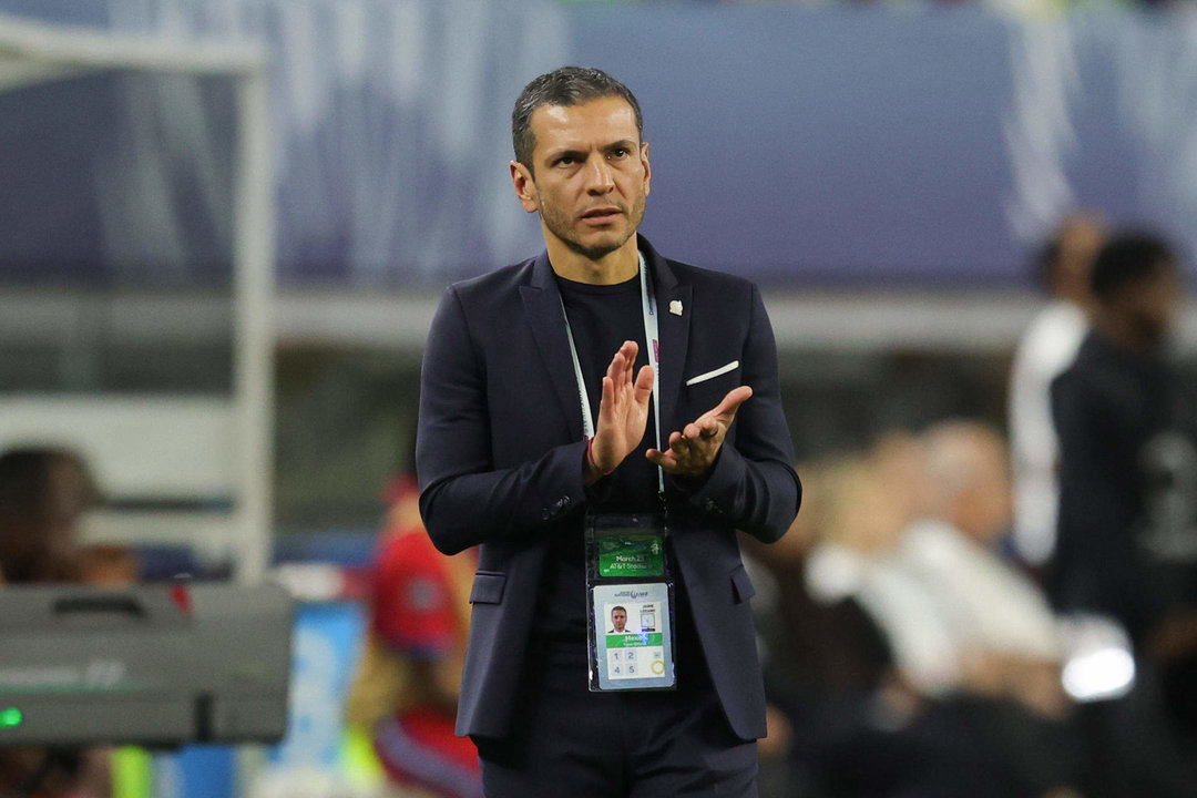 Foto de archivo del seleccionador de fútbol de México, Jaime Lozano, quien divulgó este viernes una lista de 31 jugadores con los que encarará la recta final de la preparación de la Copa América de Estados Unidos y en la que no están dos referentes: el portero Guillermo Ochoa y el extremo Hirving Lozano. EFE/ Carlos Ramírez