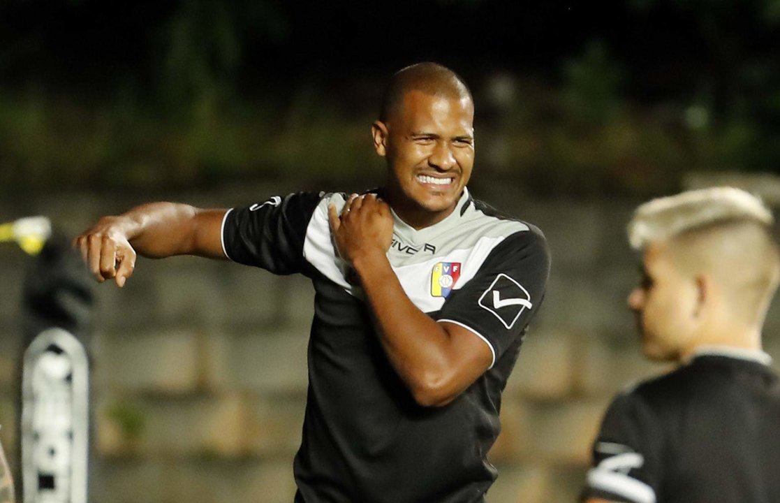 Imagen de archivo tomada al delantero José Salomón Rondón (i), quien a los 34 años es el máximo goleador de la selección venezolana con 41, y este martes ha sido incluido en una lista de 30 jugadores que comenzarán entrenamientos para la Copa Améica de Estados Unidos, que comenzará el 20 de junio. EFE/Mauricio Dueñas Castañeda