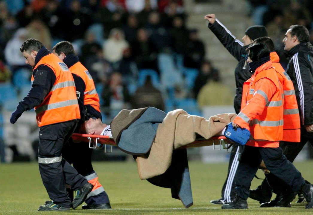 Fotografía de archivo en la que se registró el traslado en camilla de un futbolista, sustituido por un fuerte golpe en la cabeza, en el Coliseum Alfonso Pérez de Getafe (España). EFE/Juanjo Martín