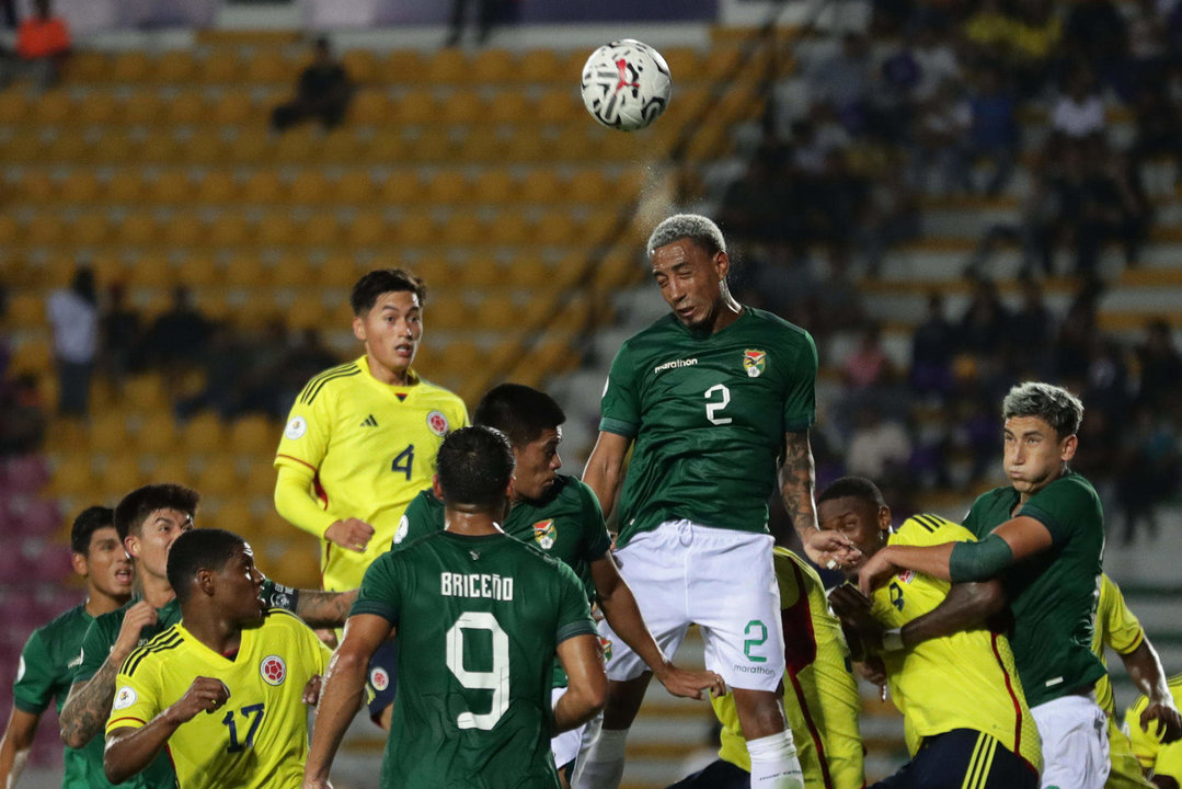 Fotografía de archivo del defensor boliviano Jairo Quinteros (c) en un partido disputado en el estadio Polideportivo Misael Delgado en Valencia (Venezuela). EFE/Rayner Peña R.