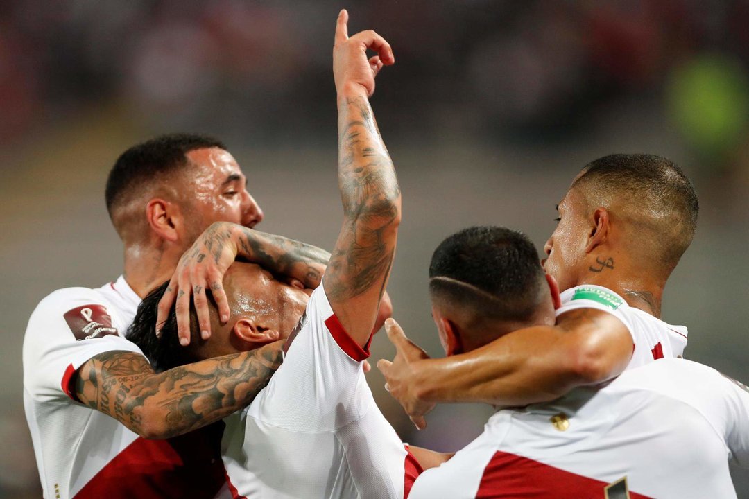 Fotografía de archivo de jugadores de la selección de Perú celebrando un gol en el estadio Nacional en Lima. La Bicolor jugará un amistoso en junio contra El Salvador en EE.UU. antes de la Copa América 2024. EFE/Paolo Aguilar POOL