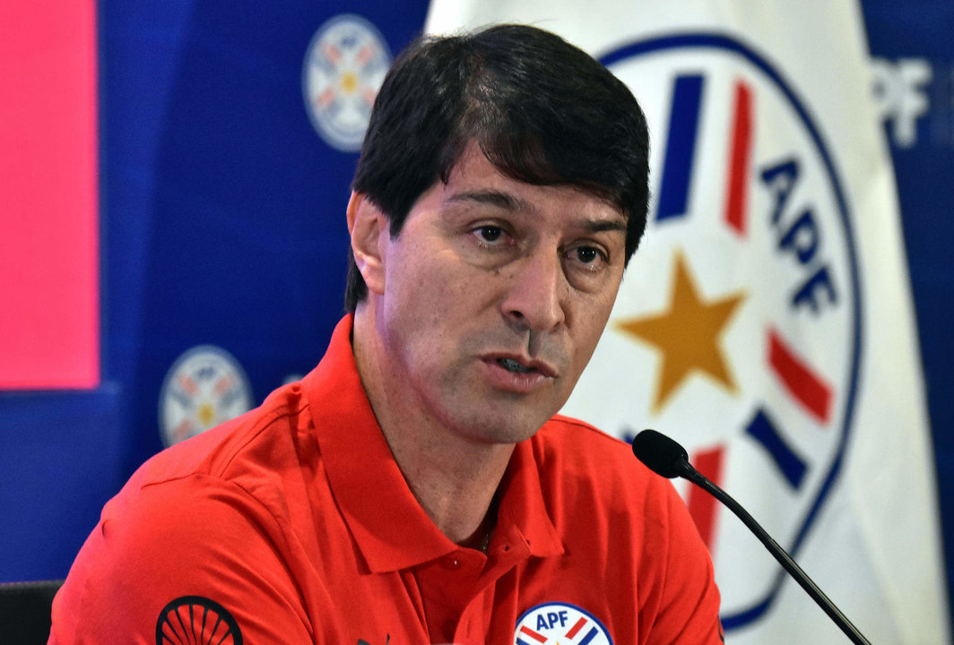 Fotografía de archivo en la que se registró al seleccionador del equipo nacional masculino de fútbol de Paraguay, el argentino Daniel Garnero, durante una rueda de prensa, en Asunción (Paraguay). EFE/Daniel Piris