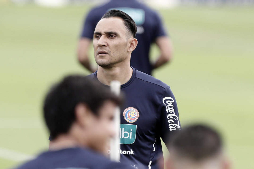 Fotografía de archivo en la que se registró al guardameta costarricense Keylor Navas (c), durante un entrenamiento con la selección de fútbol de su país, en San José (Costa Rica). EFE/Jeffrey Arguedas