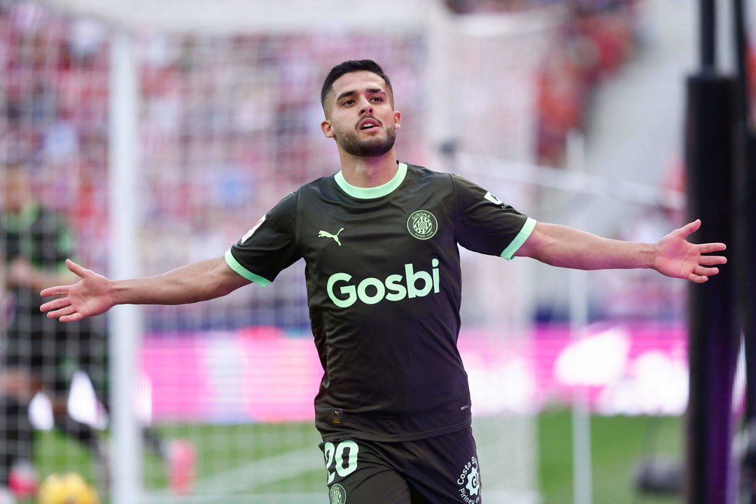 Fotografía de archivo en la que se registró al lateral brasileño del Girona, Yan Bueno Couto, al celebrar un gol con el club español, en el estadio Cívitas Metropolitano de Madrid. EFE/Rodrigo Jiménez