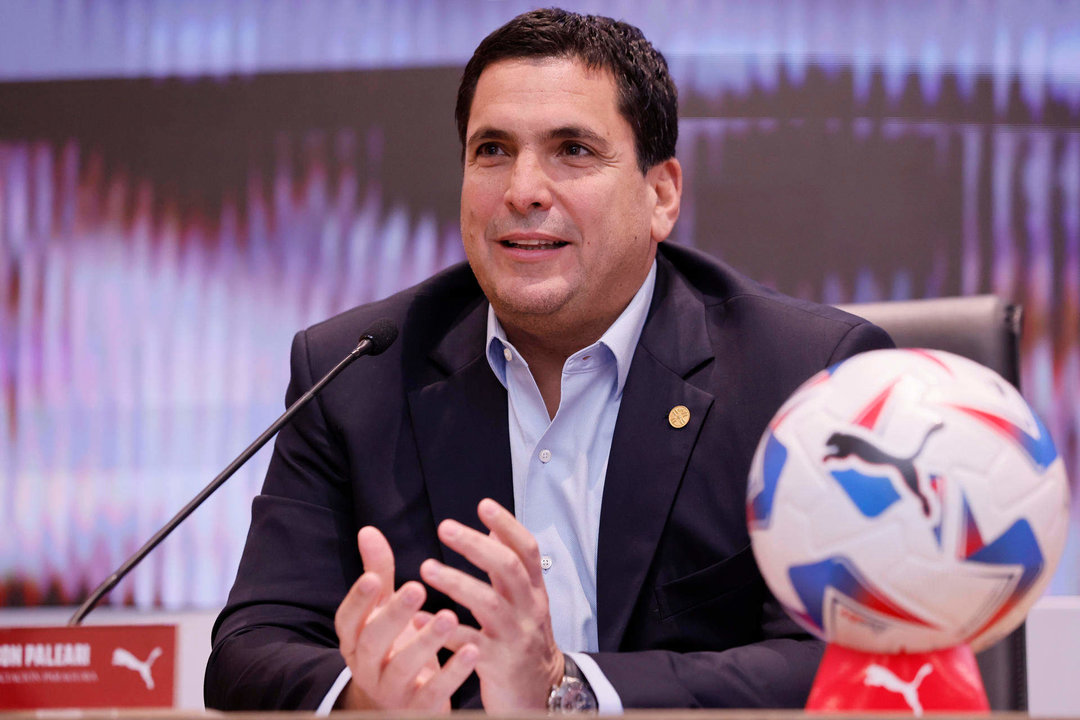 Fotografía cedida este lunes, 27 de mayo, por la Asociación Paraguaya de Fútbol, en la que se registró al presidente de la asociación, Robert Harrison, durante una conferencia de prensa, en Luque (Paraguay). EFE/Asociación Paraguaya de Fútbol