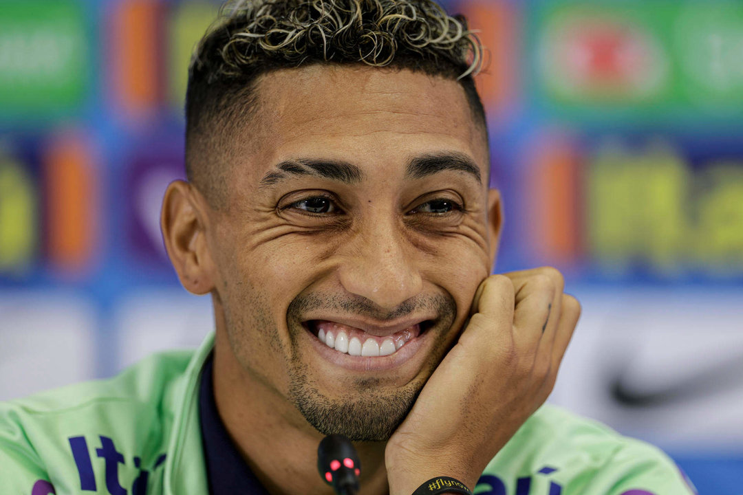 Fotografía de archivo en la que se registró al delantero brasileño Raphinha, durante una rueda de prensa con la selección nacional de fútbol de su país. EFE/Antonio Lacerda