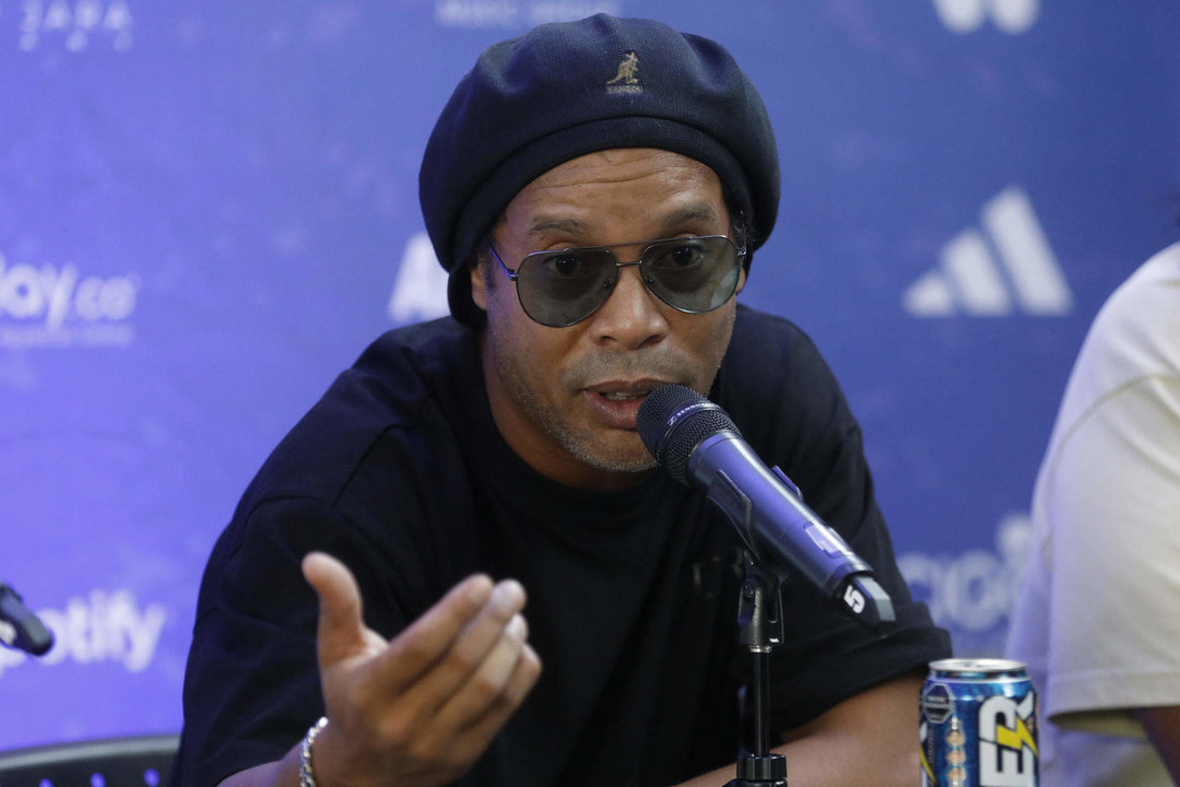 Fotografía de archivo, tomada el pasado 15 de mayo, en la que se registró al legendario exfutbolista brasileño Ronaldinho Gaúcho, durante una rueda de prensa, en Guarne (Colombia). EFE/Luis Noriega