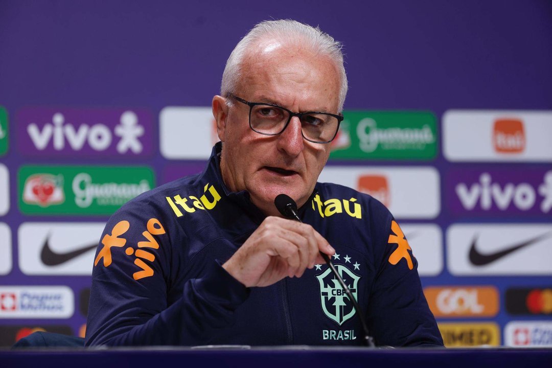 Fotografía de archivo en la que se registró al seleccionador del equipo nacional masculino de fútbol de Brasil, Dorival Junior, durante una rueda de prensa, en Río de Janeiro (Brasil). EFE/Antonio Lacerda