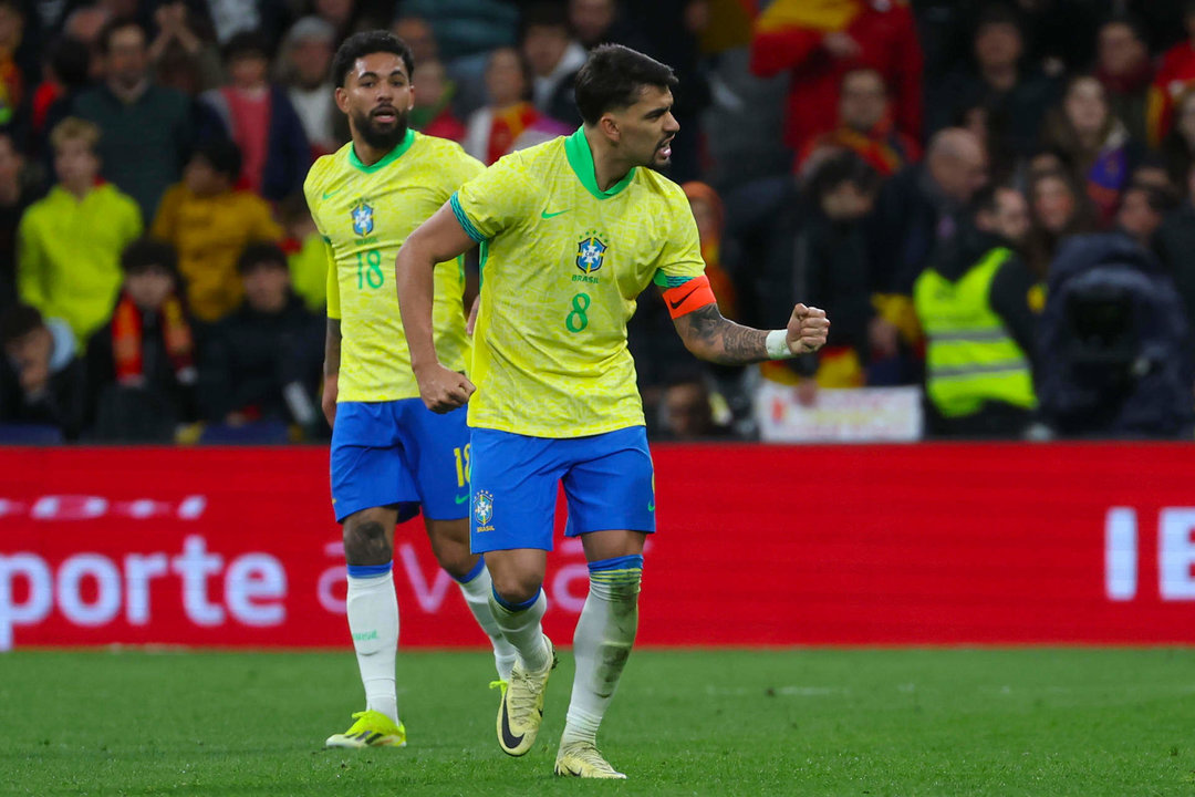 Fotografía de archivo del centrocampista de la selección brasileña Lucas Paquetá (d). EFE/Kiko Huesca