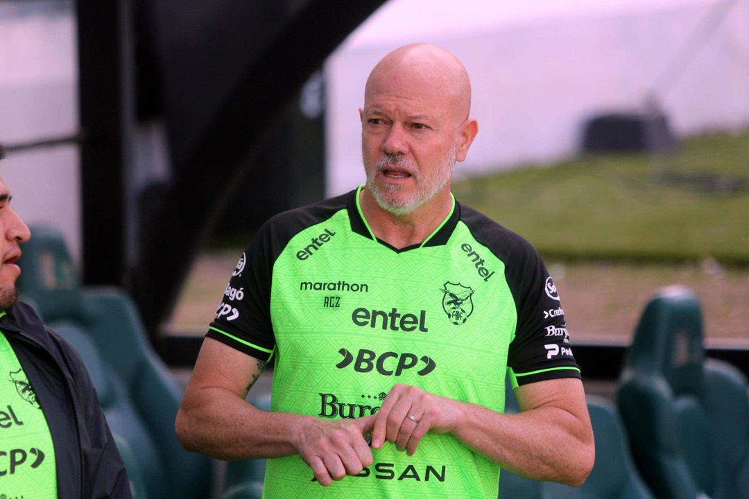 El entrenador de la selección de Bolivia, el brasileño Antonio Carlos Zago, en el ultimo entrenamiento de la Verde este domingo en el estadio Ramón 'Tahuichi' Aguilera, en Santa Cruz. EFE/Juan Carlos Torrejón.