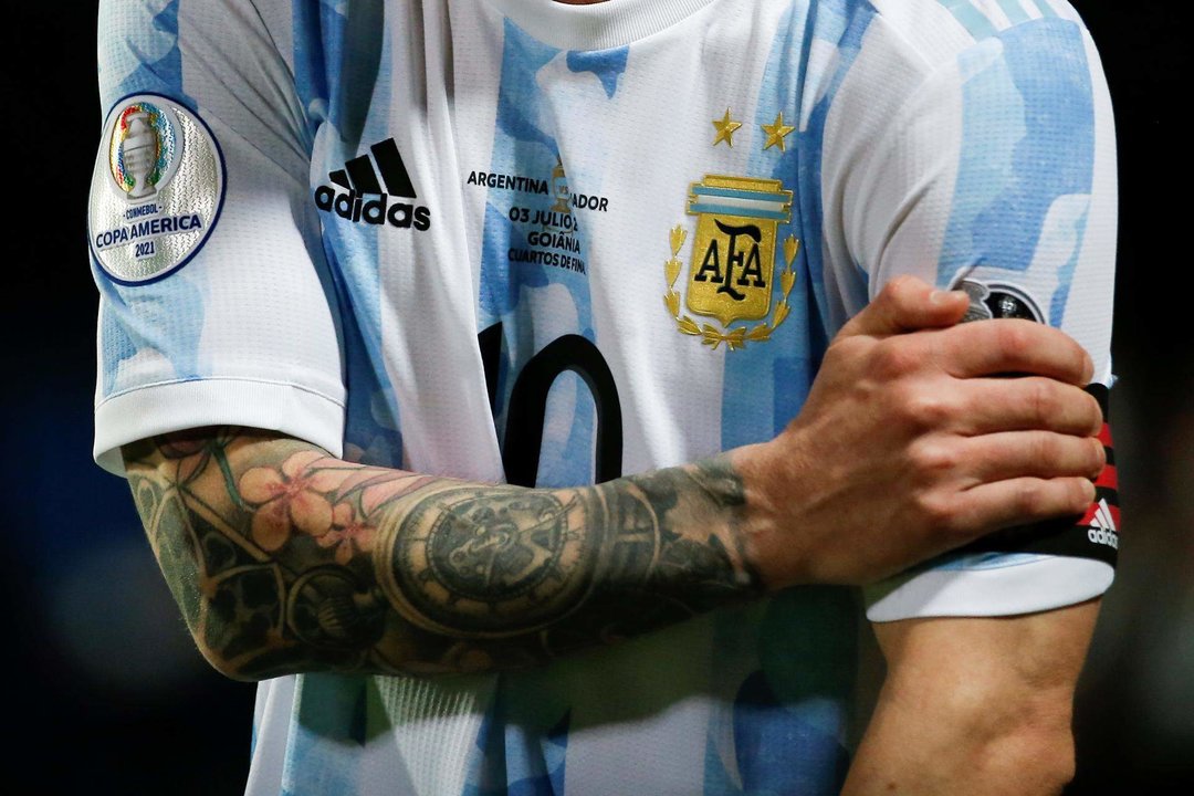 Foto de archivo del capitán de la selección argentina de fútbol, Lionel Messi, quien este lunes fue entrevistado por su sobreino Tomás para un programa 'Dispuestos a todo', que tiene alojado en Youtube. EFE/Alberto Valdés