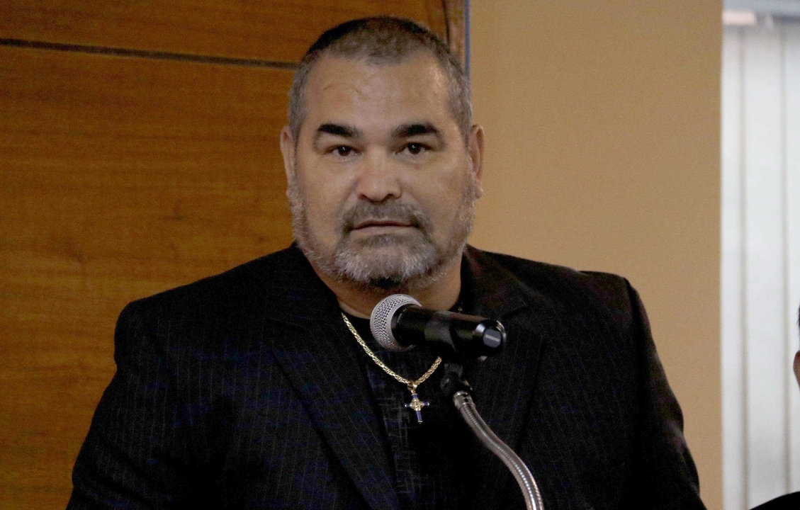 ASU01. ASUNCIÓN (PARAGUAY), 23/02/2017. El exarquero internacional paraguayo José Luis Chilavert, habla luego de recibir su placa de ciudadano ilustre de la capital paraguaya hoy, jueves 23 de febrero de 2017, durante un acto en la sede de la municipalidad de Asunción (Paraguay). El histórico portero paraguayo, José Luis Chilavert, fue nombrado ciudadano ilustre de Asunción por su trayectoria deportiva durante 25 años bajo el arco, aunque mucha de su fama se debe a haber sido el segundo arquero más goleador de la historia del balompié, con 62 tantos. EFE/Andrés Cristaldo Benítez