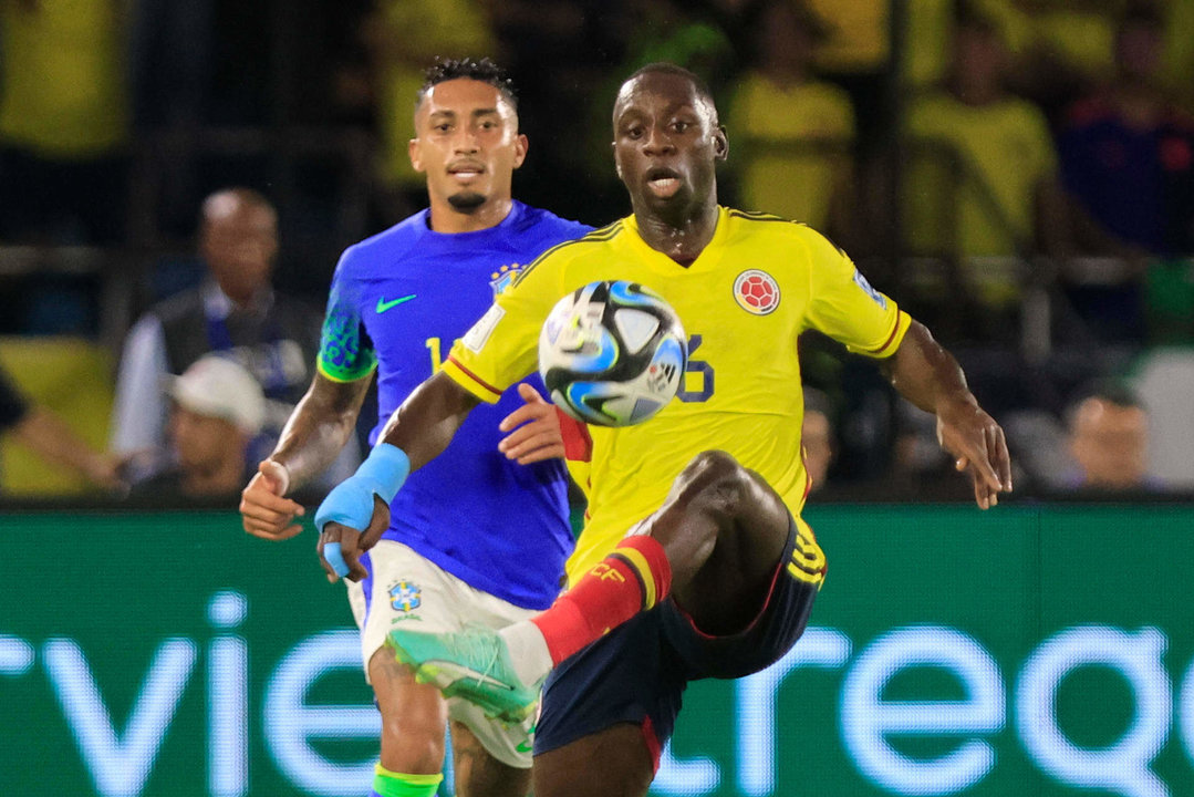 Fotografía de archivo, tomada el pasado 16 de noviembre, en la que se registró al lateral colombiano Deiver Machado (d), al disputar un balón con el brasileño Raphina, durante un partido de las Eliminatorias Suramericanas a la Copa Mundial de la FIFA de 2026, en el estadio Metropolitano de Barranquilla (Colombia). EFE/Ricardo Maldonado