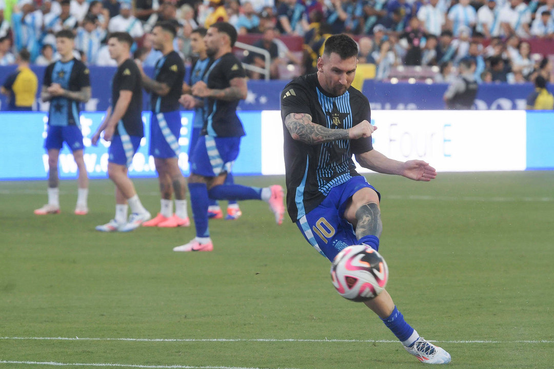 Foto tomada el 14 de junio de 2024 a Lionel Messi, quien este martes, en una entrevista concedida a un canal de televisión de su país, admitió que la Albiceleste es favorita para conquistar por segunda vez consecutiva la Copa América, pero matizó que esta vez la disputa será "muy, muy igualada". EFE/ Lenin Nolly