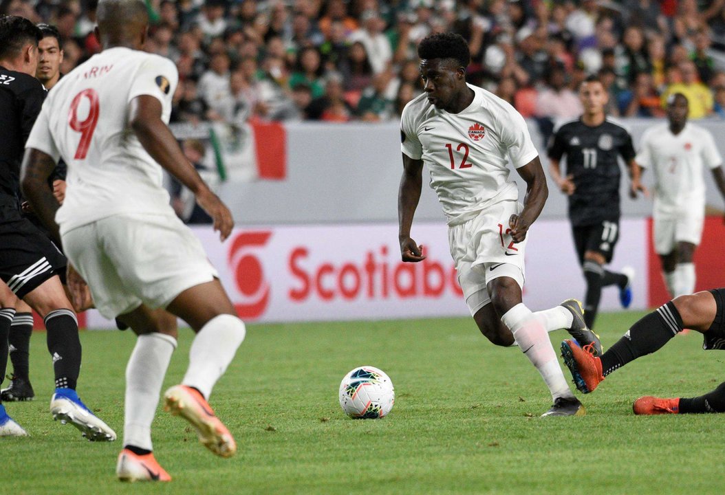 Fotografía de archivo en la que se registró a Alphonso Davies (3d), centrocampista de Canadá, durante un partido de la Copa Oro, en el Broncos Stadium de Denver (Colorado, EE.UU.). EFE/Todd Pierson