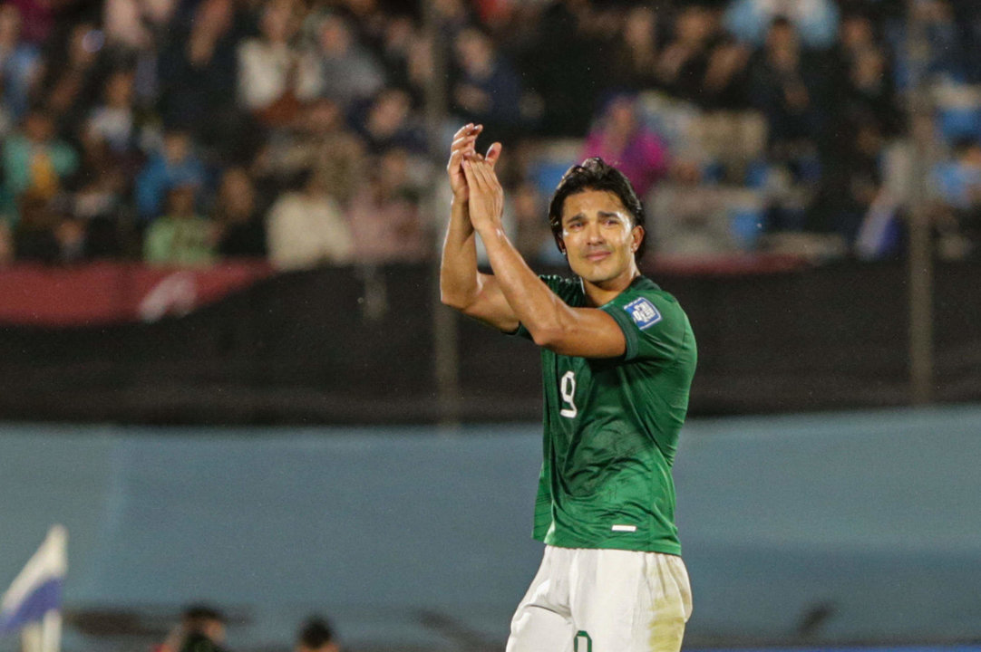 Fotografía de archivo, tomada el pasado 21 de noviembre, en la que se registró al delantero boliviano Marcelo Martins Moreno al despedirse de la selección nacional de fútbol de su país, luego de un partido por las eliminatorias suramericana al Mundial FIFA de 2026, en el estadio Centenario de Montevideo (Uruguay). EFE/Gastón Britos