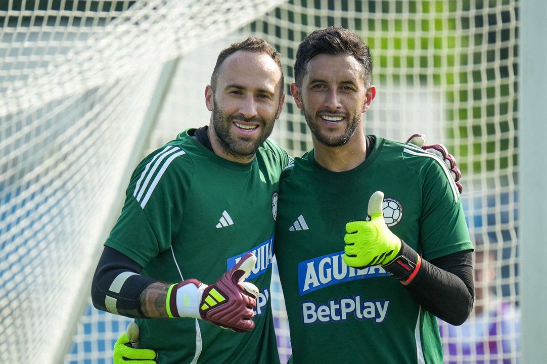 Fotografía cedida este miércoles, 19 de junio, por la Federación Colombiana de Fútbol (FCF) en la que se registró a los guardametas David Ospina (i) y Camilo Vargas durante un entrenamiento, en Nueva York (NY, EE.UU.). EFE/FCF