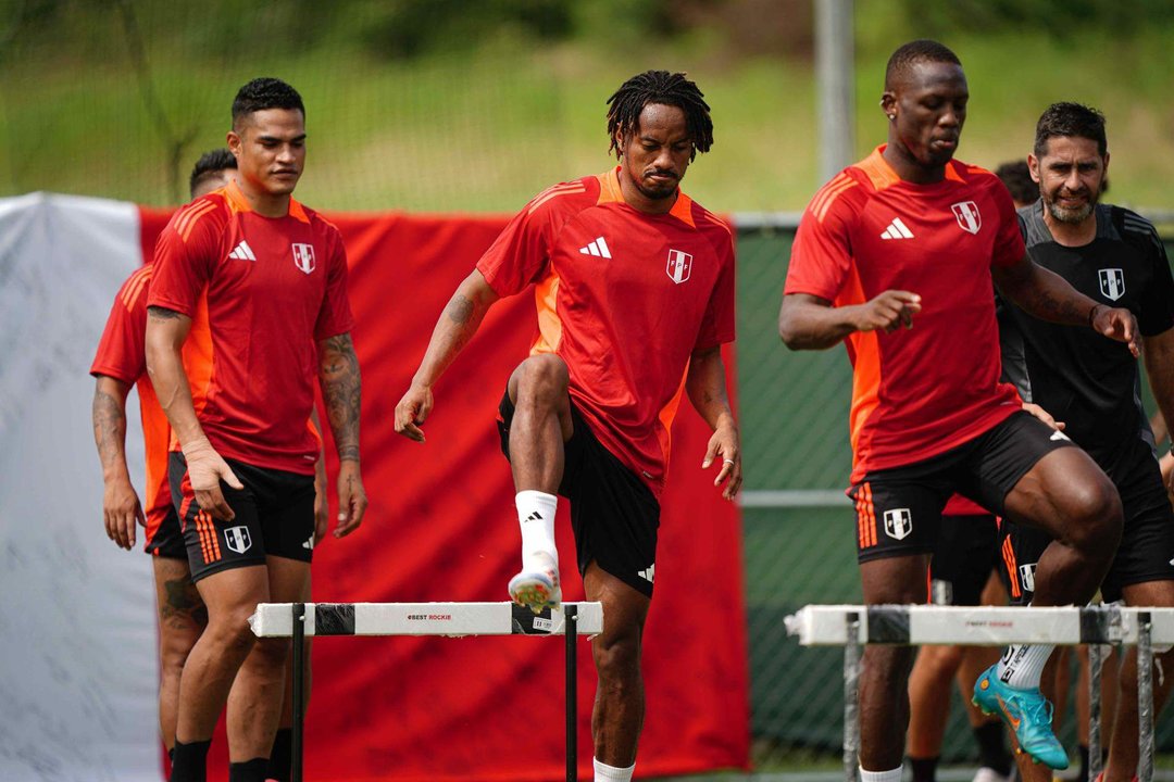 Fotografía cedida por la Federación Peruana de Fútbol (FPF) en la que se registró a jugadores de la seleccionado nacional de mayores, durante un entrenamiento previo a su debut en la Copa América, en la Universidad de Dallas, en Dallas (Texas, EE.UU.). EFE/FPF