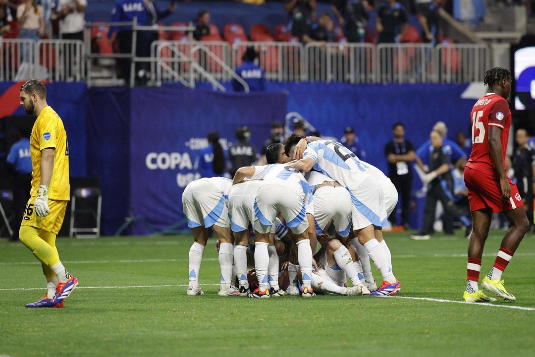 Jugadores de la selección argentina de fútbol fueron registrados este jueves, 20 de junio, al celebrar el primer gol que Julián Álvarez le anotó a Canadá, durante el partido inaugural de la Copa América 2024, en el estadio Mercedes Benz de Atlanta (Georgia, EE.UU.). EFE/Erik S. Lesser