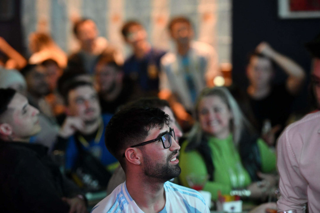 Hinchas de la selección argentina de fútbol fueron registrados este jueves, 20 de junio, al observar el partido inaugural de la Copa América, entre Argentina y Canadá, en un Buenos Aires (Argentina). EFE/Enrique García