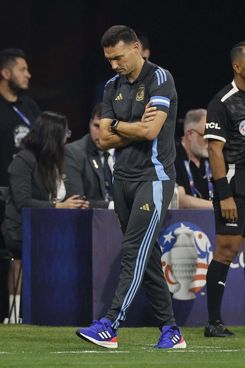 El seleccionador del equipo nacional de fútbol de Argentina, Lionel Scaloni, fue registrado este jueves, 20 de junio, durante el partido inaugural de la Copa América 2024 contra Canadá, en el estadio Mercedes Benz de Atlanta (Georgia, EE.UU). EFE/Erik S. Lesser