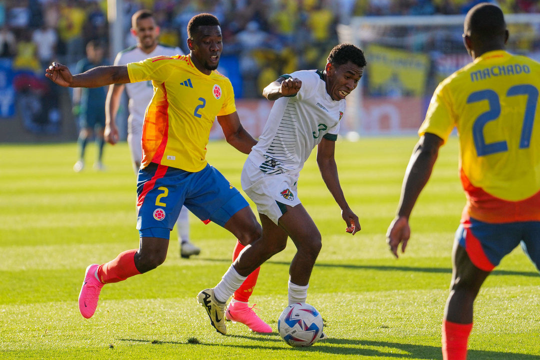 Carlos Cuesta (i), de Colombia, fue registrado el pasado 15 de junio, al disputar un balón con Diego Medina (c), de Bolivia, durante el último partido amistoso de ambas selecciones antes de la Copa América, en el estadio Rentschler Field de East Heatford (Connecticut, EE.UU.). EFE/Joe Buglewicz