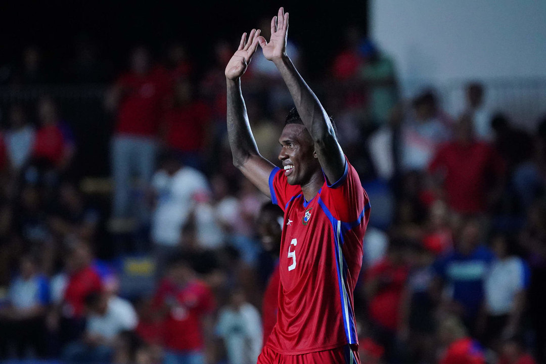 Fotografía de archivo en la que se registró al defensor central panameño Roderick Miller al celebra un gol que le anotó a Nicaragua, durante un partido amistoso contra Nicaragua en junio de 2023, en la cuidad de Penonomé (Panamá). EFE/ Eliecer Aizprua Banfield