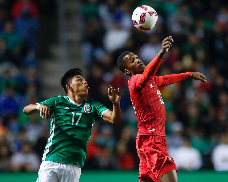 Fotografía de archivo en la que se registró al defensa panameño Michael Amir Murillo (d), durante un partido amistoso de su selección con la de México, en el estadio Toyota Park de Bridgeview (Illinois, EE.UU.). EFE/Kamil Krzaczynski