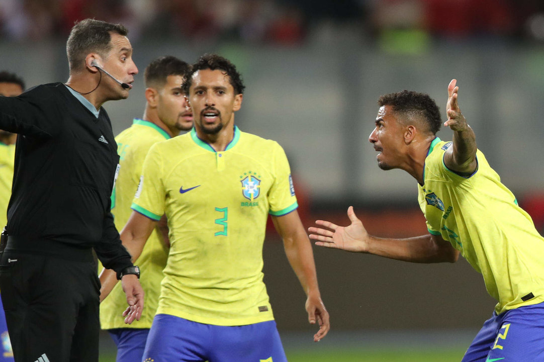 Fotografía de archivo del jugador brasileño Danilo (c). EFE/ Paolo Aguila