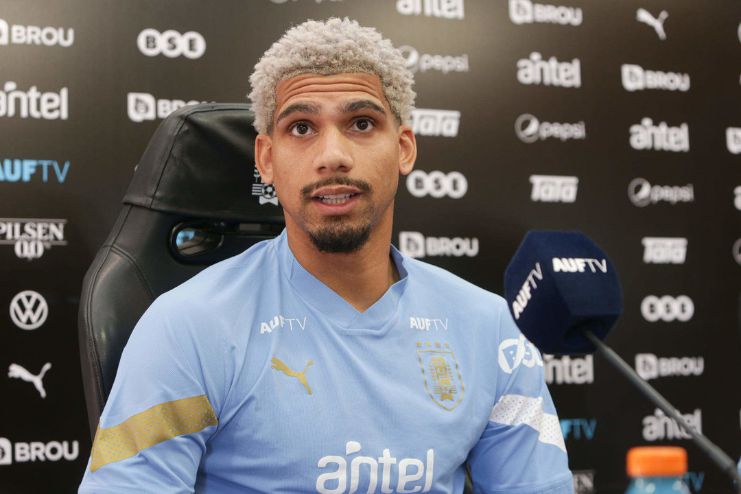 Fotografía de archivo del defensor uruguayo Ronald Araujo, quien este sábado, a un día del debut de la Celeste en la Copa América frente a Panamá en Miami, se sumó al coro de voces que han criticado las condiciones de, al menos, dos de las canchas elegidas para jugar el torneo en Estados Unidos. EFE / Gastón Britos