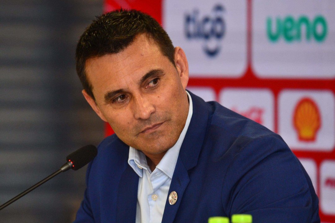 Fotografía de archivo en la que se registró al director deportivo de la selección paraguaya de fútbol, Justo Villar, durante una rueda de prensa, en Asunción (Paraguay). EFE/Daniel Piris