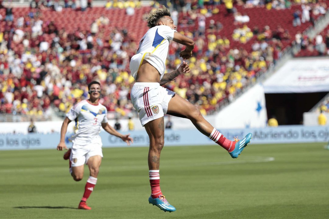 El delantero venezolano Jhonder Cadiz (d) celebra después de anotar contra Ecuador durante la Copa América 2024. EFE/EPA/JUAN G. MABANGLO