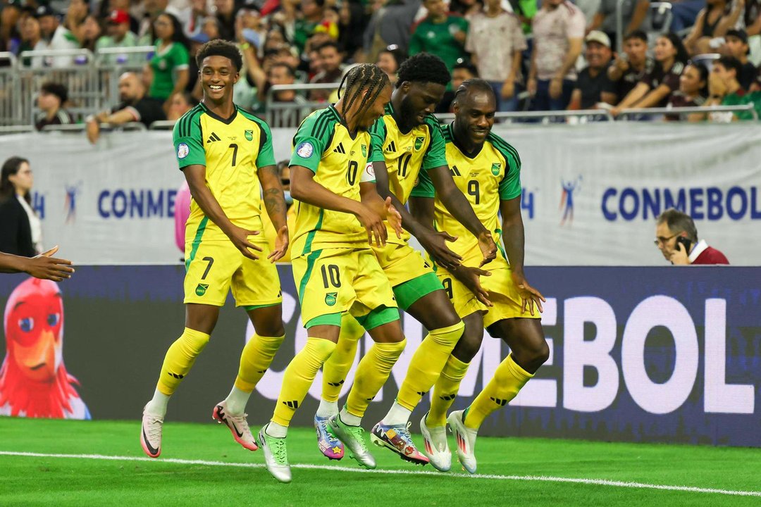 Los jugadores de Jamaica (i-d) Demarai Gray, Bobby Decordova Reid, Shamar Nicholson y Michail Antonio celebran en la Copa América 2024.. EFE/EPA/LESLIE PLAZA JOHNSON