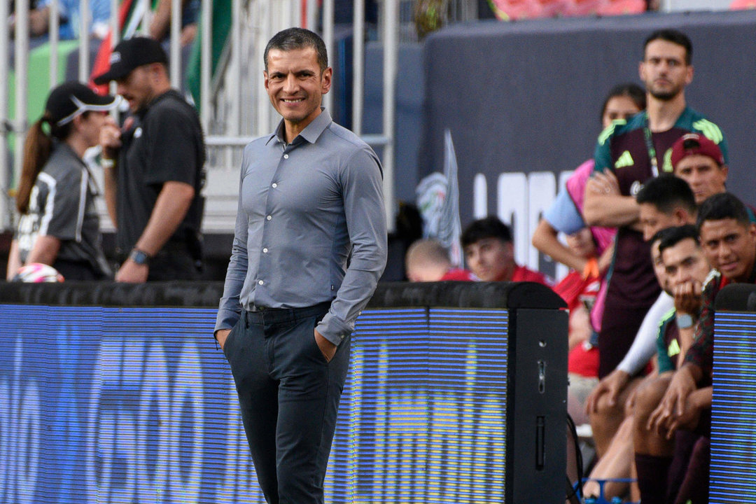 Fotografía de archivo en la que se registro al seleccionador del equipo nacional masculino de fútbol de México, Jaime Lozano (c-i), durante un partido amistoso, en el estadio Empower Field de Mile High (Denver, EE.UU.). EFE/Todd Pierson