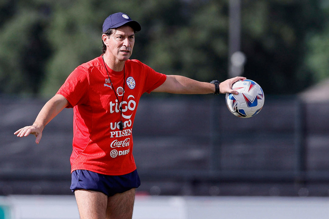 Fotografía cedida por la Asociación Paraguaya de Fútbol (APF) en la que se registró al seleccionador de Paraguay, el argentino Daniel Garnero, durante un entrenamiento en las instalaciones de la Universidad de Houston (Texas, EE.UU.). EFE/APF