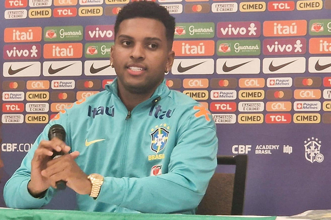 Rodrygo Goes, delantero del Real Madrid y de la selección brasileña de fútbol, fue registrado este sábado, 22 de junio, durante una rueda de prensa, en Los Ángeles (California, EE.UU.). EFE/Carlos Meneses