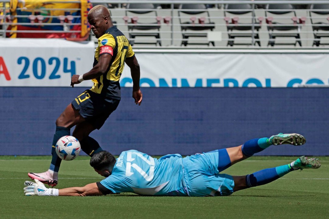 El atacante y capitán ecuatoriano, Enner Valencia (i), fue registrado este sábado, 22 de junio, al disputar un balón con el guardameta venezolano, Rafael Romo, durante un partido del grupo B de la Copa América, en el Levi's Stadium de Santa Clara (California, EE.UU.). Valencia fue expulsado en este partido y no actuará ante México en la segunda fecha del grupo. EFE/John G. Mabanglo