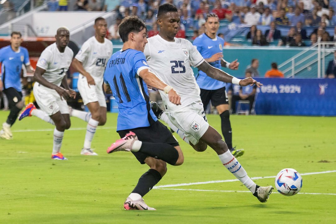 El delantero uruguayo Facundo Pellistri (i) y el defensor panameño Roderick Miller en la Copa América 2024. EFE/EPA/CRISTÓBAL HERRERA-ULASHKEVICH