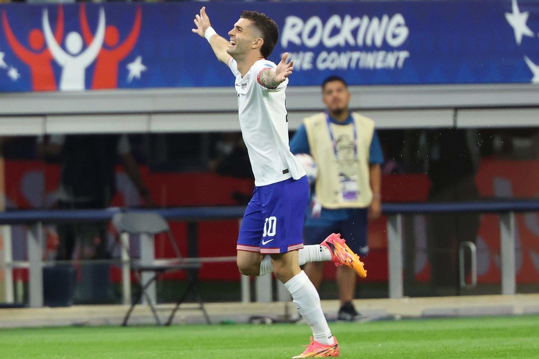 El atacante y capitán estadounidense, Christian Pulisic, fue registrado este domingo, 23 de junio, al celebrar un gol que le anotó a Bolivia, durante el primer partido del grupo C de la Copa América, en el estadio AT&T de Arlington (Texas, EE.UU.). EFE/Kevin Jairaj