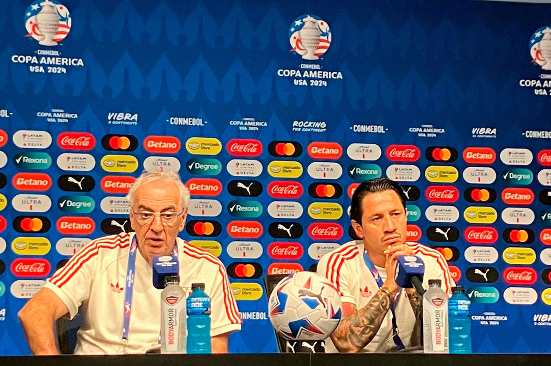 El delantero Gianluca Lapadula (d) participa junto al seleccionador de Perú Jorge Fossati (i) en una rueda de prensa este lunes, en el Children's Memorial Park de Kansas City (EE.UU.). EFE/ Albert Traver