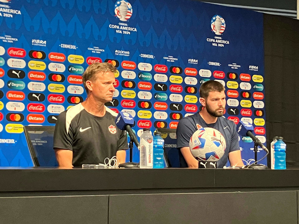 El seleccionador de Canadá, Jesse Marsch (i), y el portero titular, Maxime Crépeau, fueron registrados este lunes, 24 de junio, durante un rueda de prensa previa al partido contra Perú por el grupo A de la Copa América, en el estadio Children's Memorial Park de Kansas City (Misuri, EE.UU.). EFE/Albert Traver