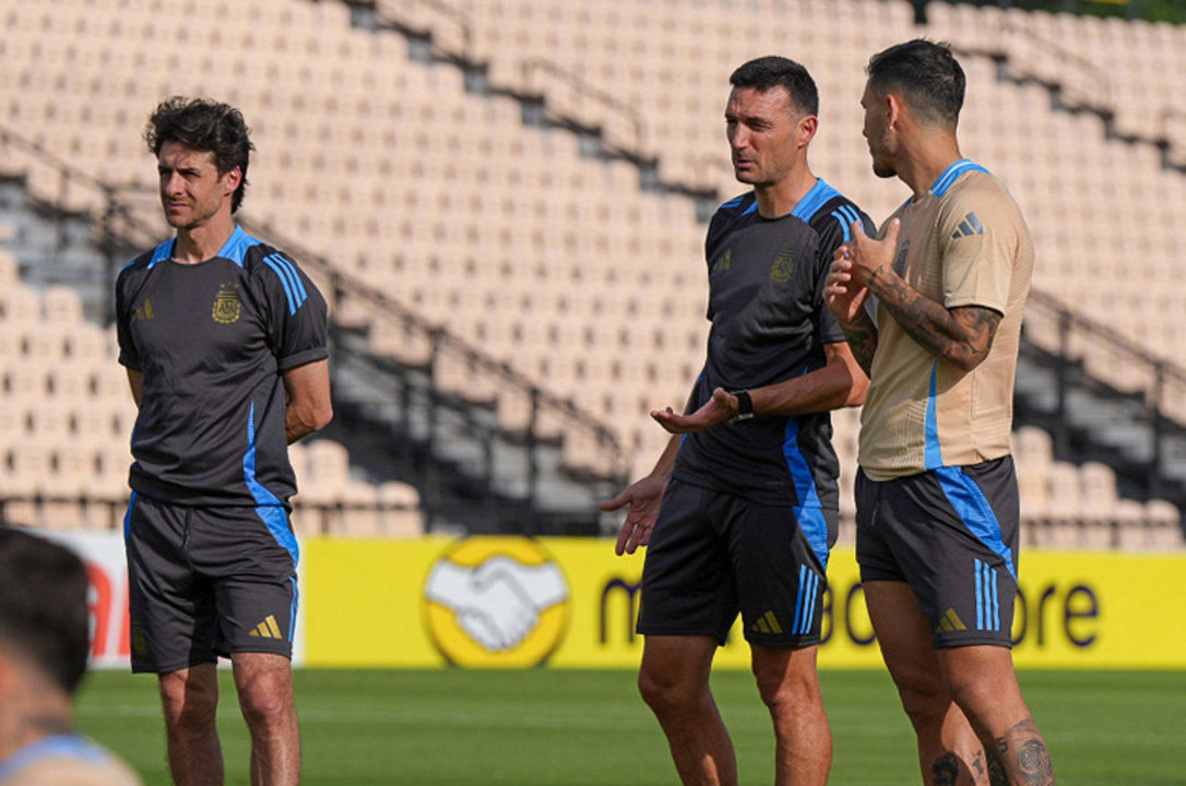 Fotografía cedida por la oficina de prensa de la Asociación del Fútbol Argentino (AFA) en la que se registró al seleccionador Lionel Scaloni (2d), durante un entrenamiento en Atlanta (Georgia, EE.UU.). EFE/Prensa AFA