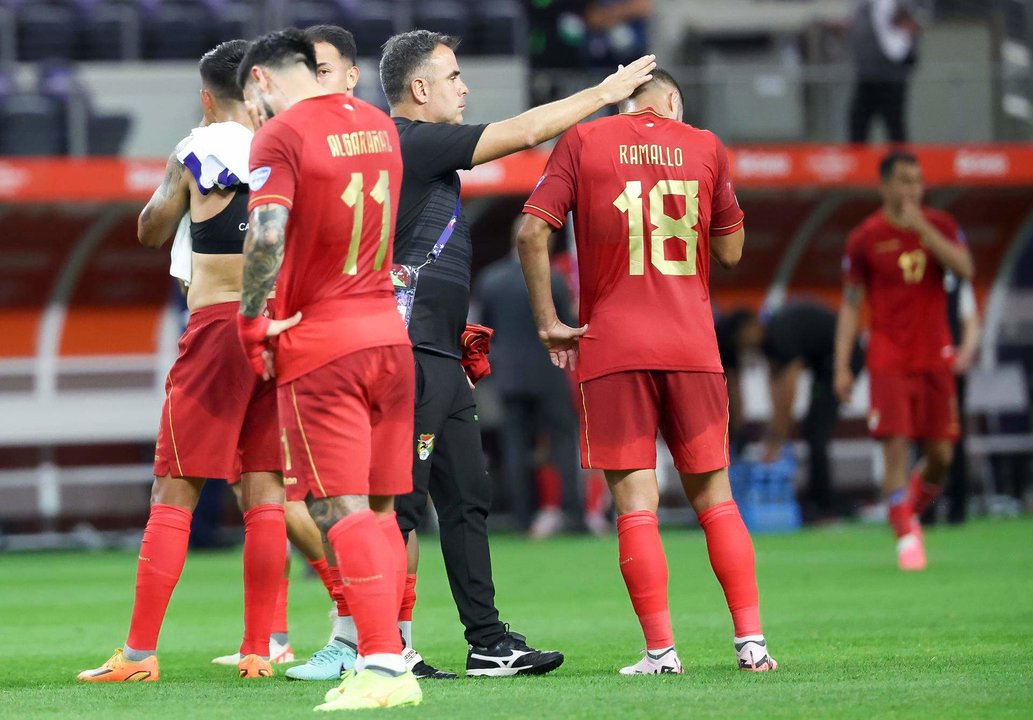 Los jugadores bolivianos Carmelo Algarañaz (2i) y Rodrigo Ramallo (c-d) fueron registrados este domingo, 23 de junio, luego de perder por 2-0 con Estados Unidos, al final de un partido del grupo C de la Copa América, en el estadio AT&T de Arlington (Texas, EE.UU.). EFE/Kevin Jairaj