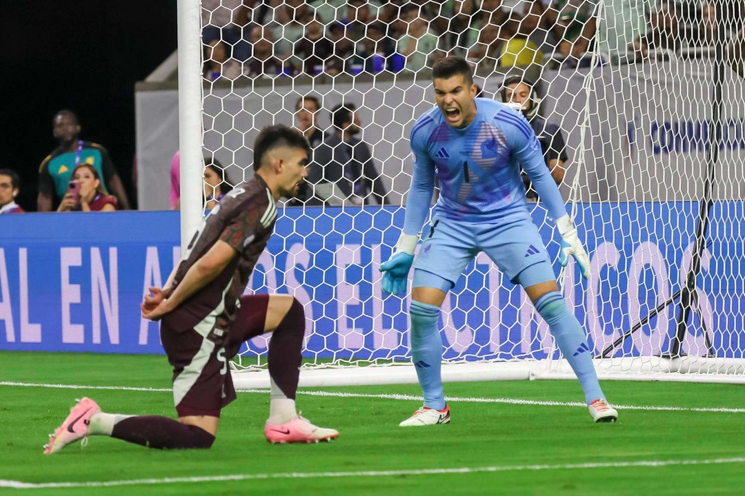 El guardameta de la selección mexicana, Julio González (d), fue registrado el pasado 22 de junio, al alentar a su compañero Johan Vásquez, durante un partido del grupo B de la Copa América, en el estadio NRG de Houston (Texas, EE.UU.). EFE/Leslie Plaza