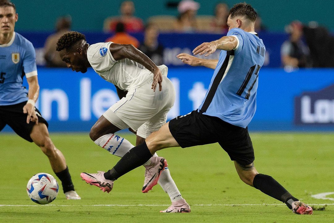 El atacante panameño José Fajardo (i) fue registrado el pasado 23 de junio al intentar superar la marca del defensor uruguayo Matías Viña (d), durante un partido del grupo C de la Copa América, en el estadio Hard Rock de Miami (Florida, EE.UU.). EFE/Cristóbal Herrera