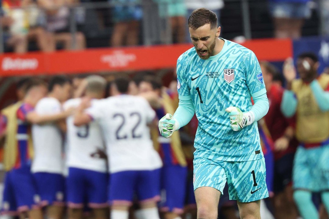 El guardameta titular de la selección estadounidense de fútbol, Matt Turner (d), fue registrado el pasado 23 de junio al celebrar el primer gol que su equipo le anotó a Bolivia, durante un partido del grupo C de la Copa América, en el estadio AT&T de Arlington (Texas,EE.UU. ) EFE/Kevin Jairaj