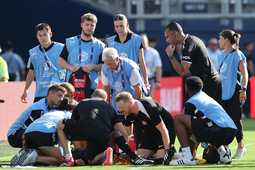 El árbitro asistente Humberto Panjoj de Guatemala es atendido por equipos médicos en la Copa América. EFE/EPA/WILLIAM PURNELL