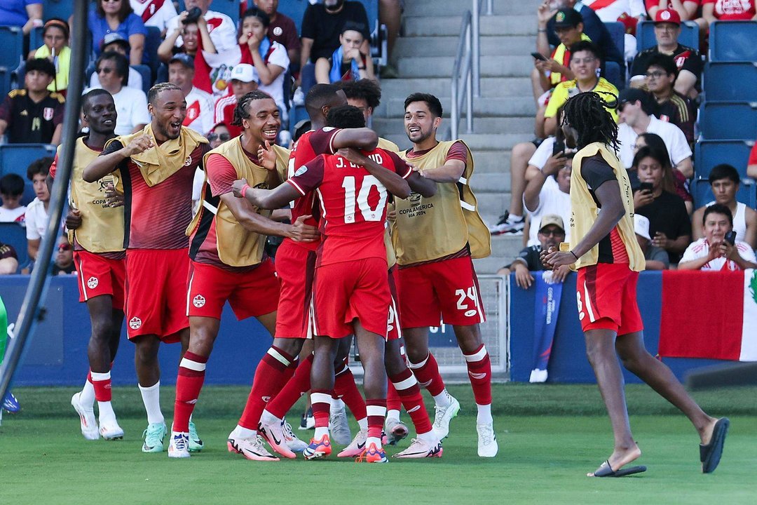 El delantero canadiense Jonathan David (C) celebra luego de anotar durante la segunda mitad en la Copa América 2024. EFE/EPA/WILLIAM PURNELL