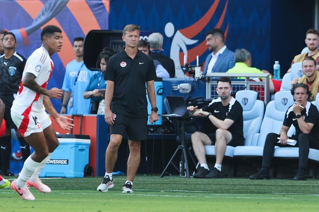 El entrenador principal de Canadá Jesse Marsch (2-i) en la Copa América. EFE/EPA/WILLIAM PURNELL